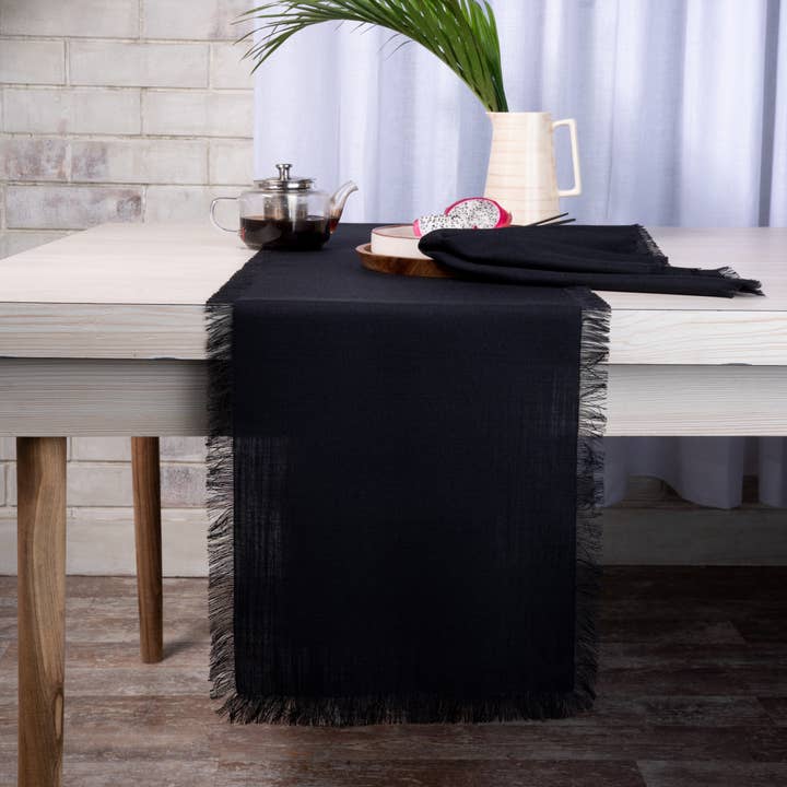 Sort bordløber i imiteret linned - frynser for engroshandel hos D'Moksha