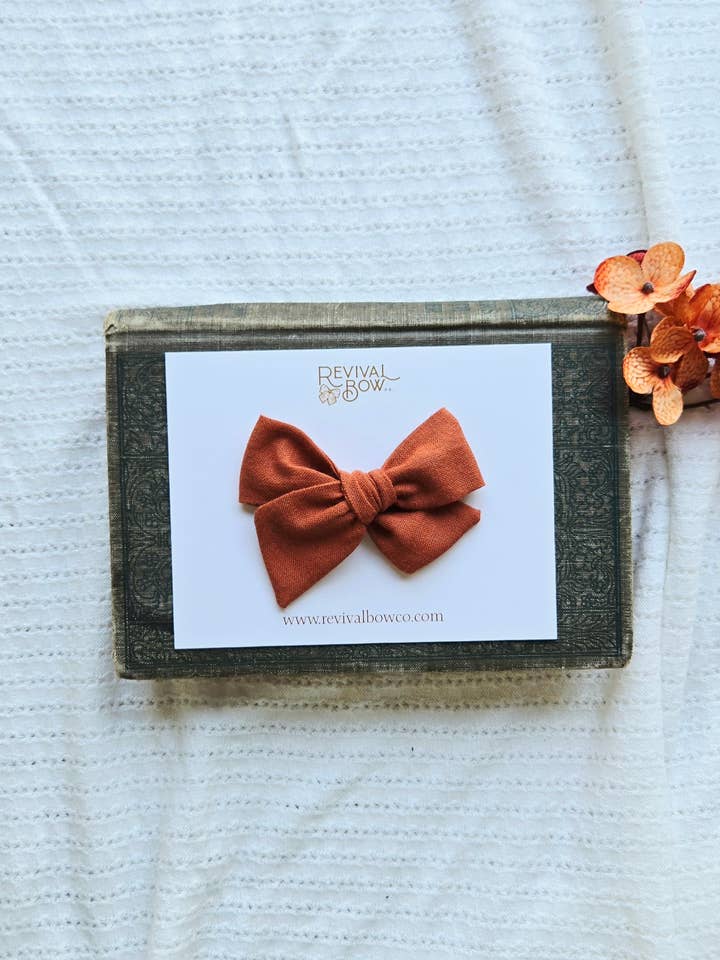 Lazo pequeño anudado a mano en clip o diadema / Pumpkin Spice para venta al por mayor de Revival Bow Co.