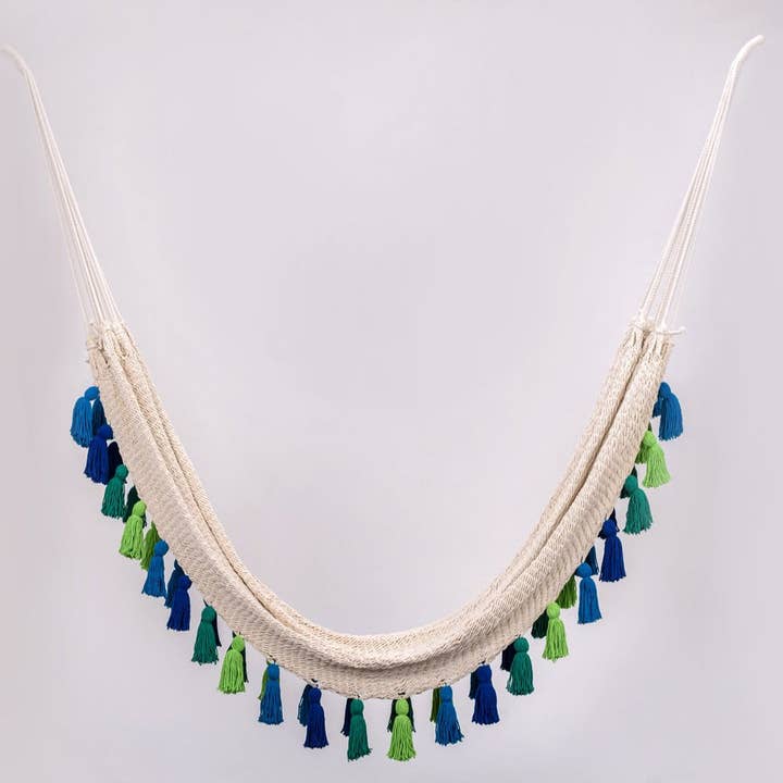 Deluxe hængekøje i naturlig bomuld med regnskovsinspirerede kvaster for engroshandel hos Artissanos