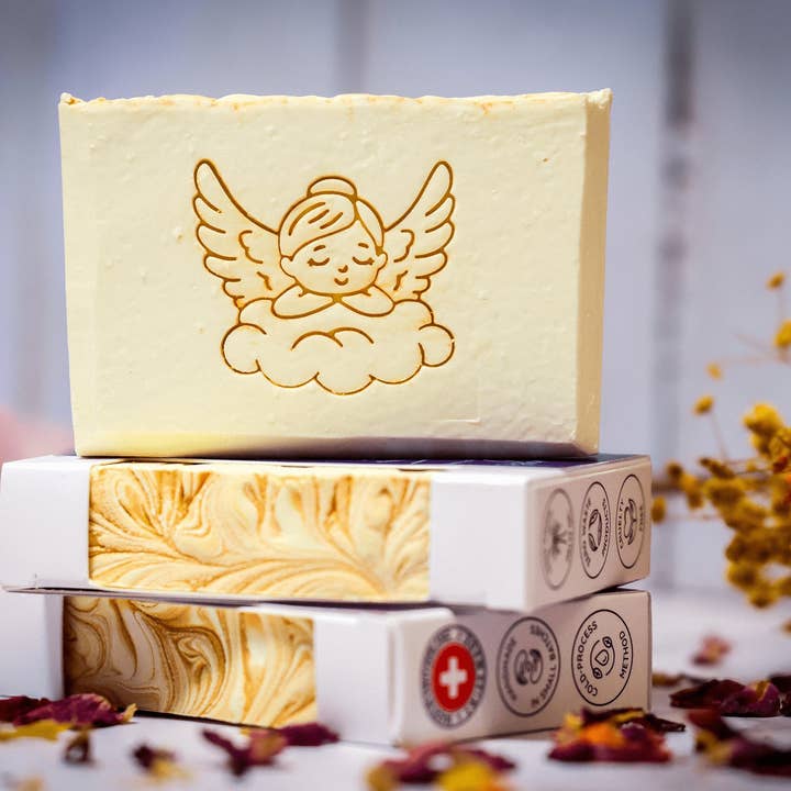 Savon Ange Gardien au parfum de tournesol et de bois de santal pour la vente par ViviSoaps