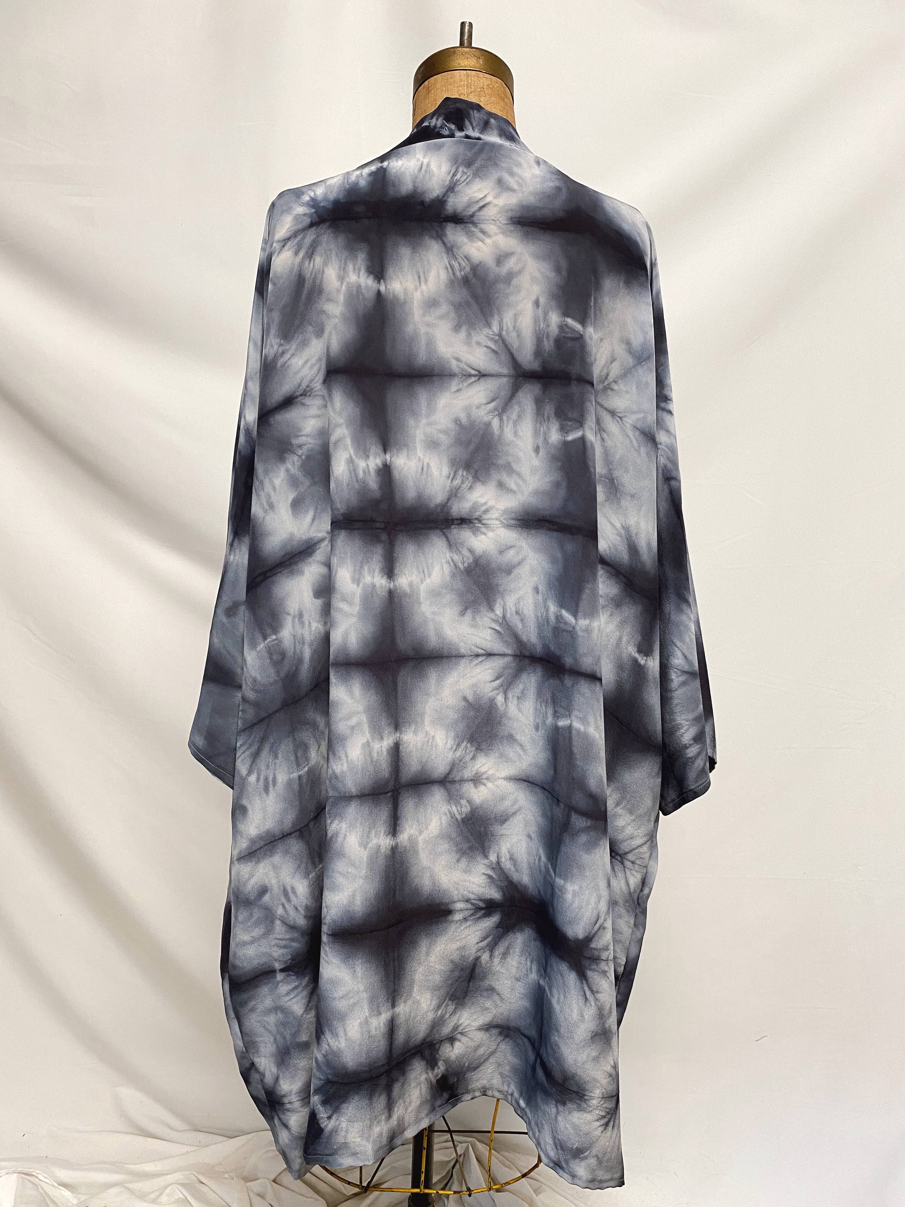 Explore Designs By Emelia Prince Ruyle – Großhandel Kimono – Damen – Stellar Silk Kimono lang handgefärbt3