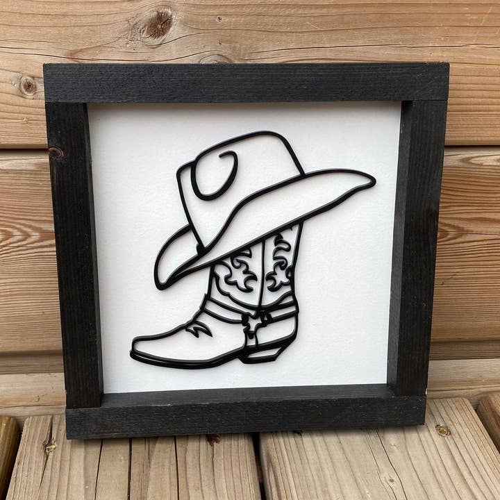 Panneau en bois avec botte et chapeau de cowboy pour la vente par Barnworx Furnishings & Decor Inc