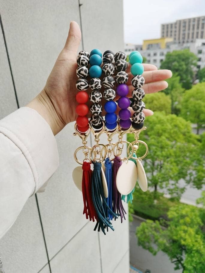 ACC Sublimation Blanks - Vendita all'ingrosso Bracciale portachiavi - Braccialetti portachiavi in silicone con perline leopardate con legno chiaro da 2"1