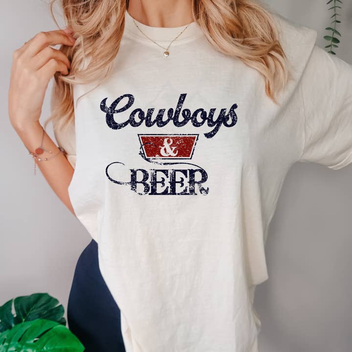 T-shirt illustré Cowboys And Beer pour la vente par sky’s boutique
