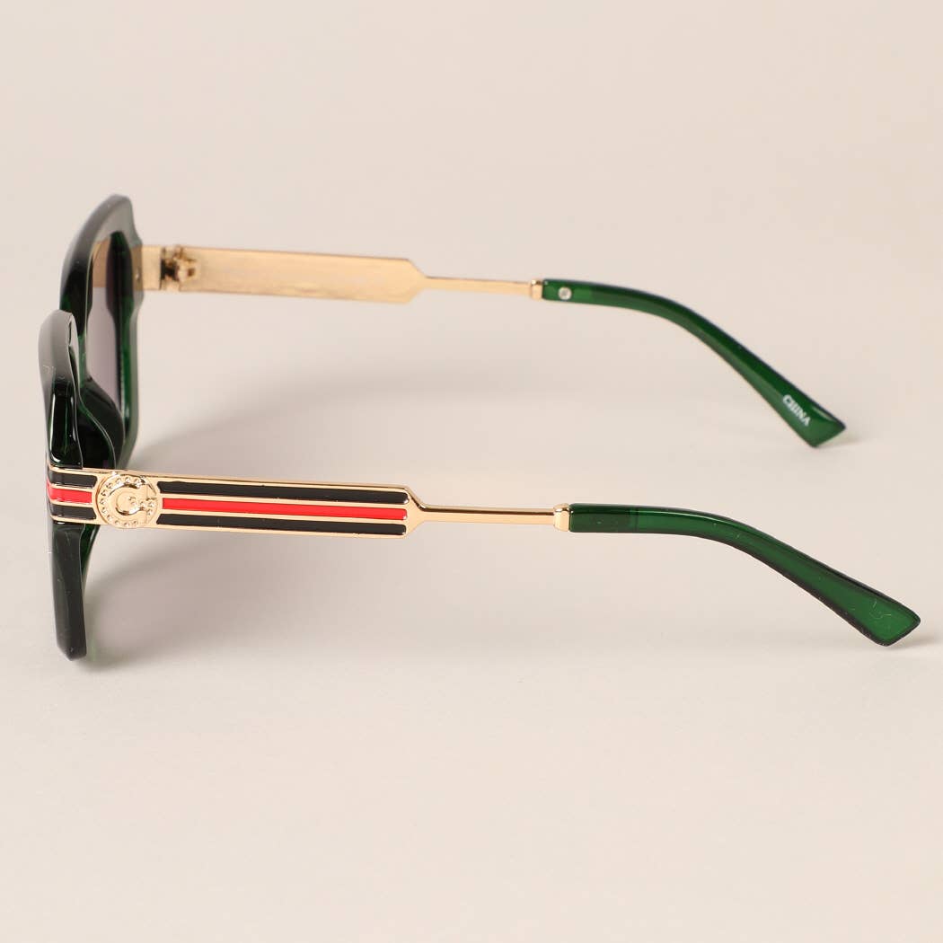 12 COLORI ASSORTITI Occhiali da sole da donna con montatura squadrata ed elegante in vendita all'ingrosso su Faire7