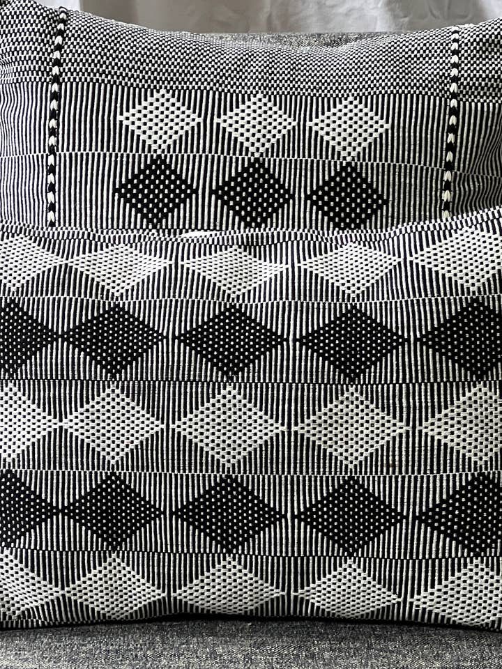 Housse de coussin Throw, Checkmate pour la vente par Peaceware