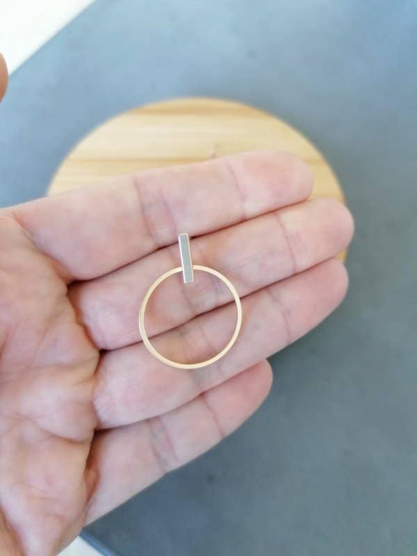 Lily - Vendita all'ingrosso Orecchini pendenti - Orecchini a perno rettangolari lucidi con cerchio aperto3