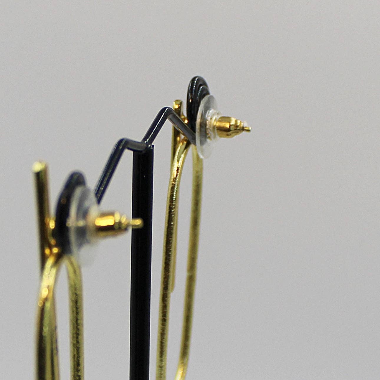 LA MAR – wholesale Hängande örhängen – MODIGLIANI örhängen pläterade i guld - Design med karaktär6