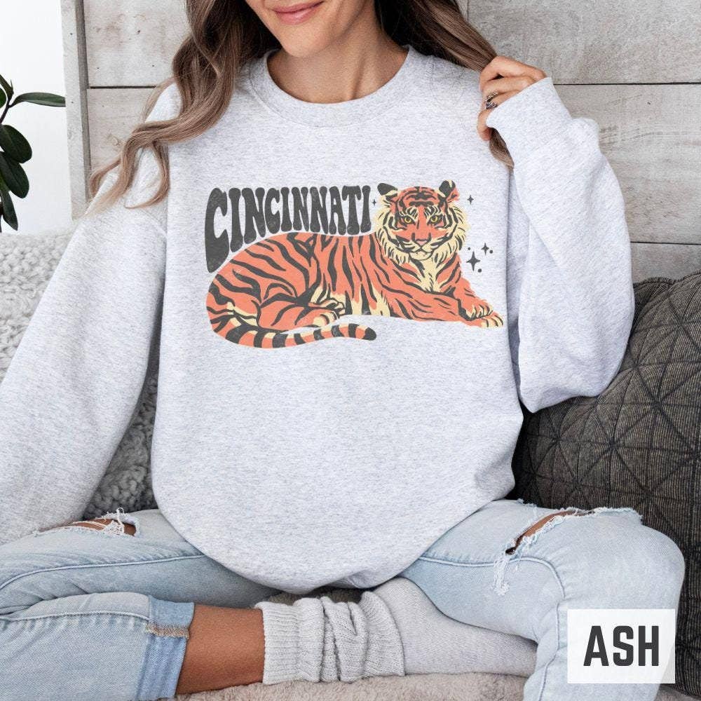 TheKingShirt - Wholesale Graphic Sweatshirt - Women's - Cincinnati Bengals Crewneck Sweatshirt Retro Football Style1