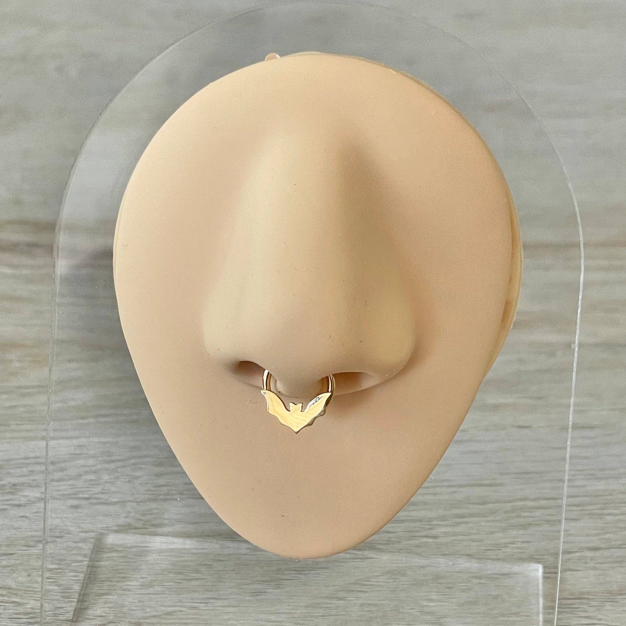 Elara Body Jewelry - Vente Anneau de nez - Piercing de septum chauve-souris noir (16G | 8 mm ou 10 mm | Acier chirurgical | Noir, or ou argent)3