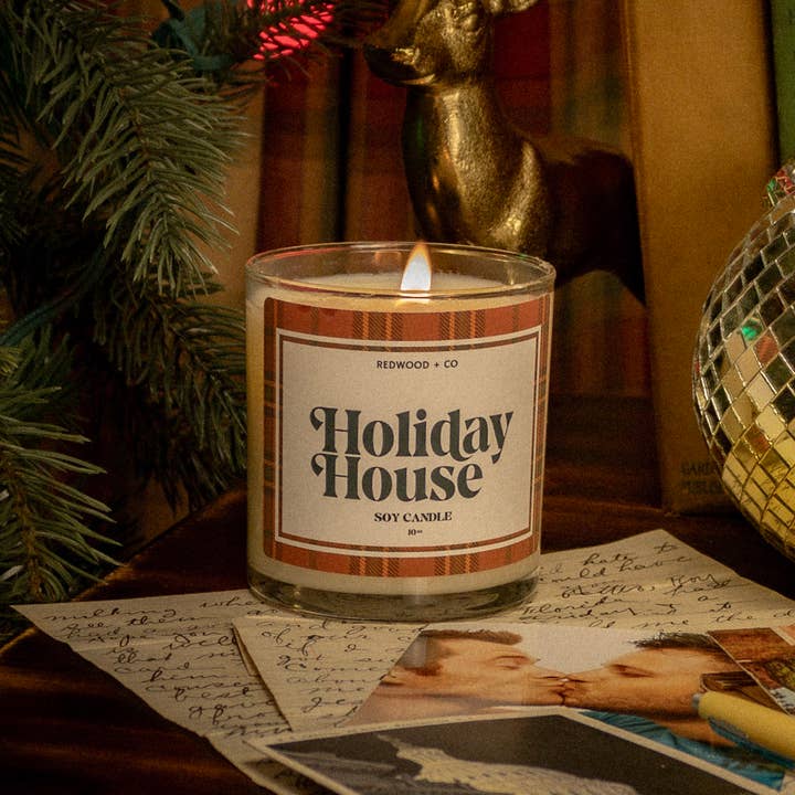 Bougie Holiday House 10 oz pour la vente par Redwood Candle Co.
