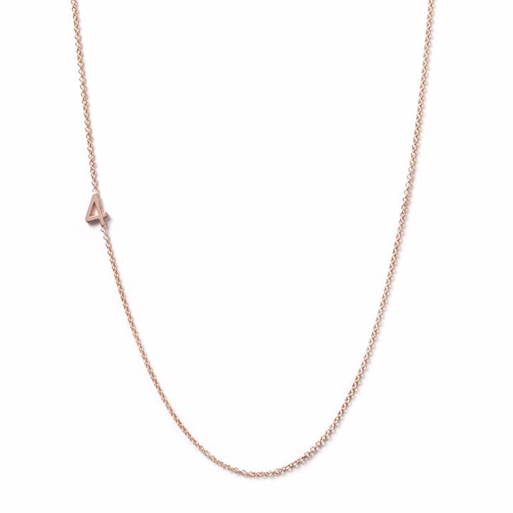 COLLIER CHIFFRE ASYMÉTRIQUE EN OR 14 CARATS - 4 pour la vente par Maya Brenner