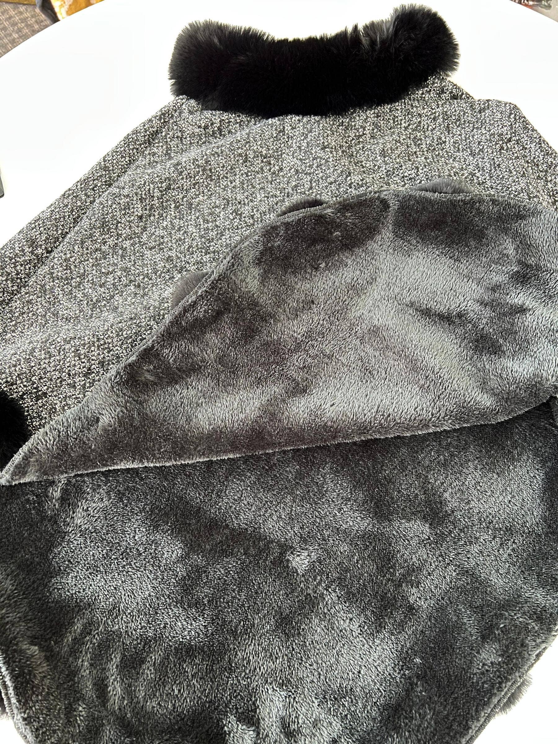 SAACHI - Wholesale Poncho - Dames - Posey Fur Pomponponcho21