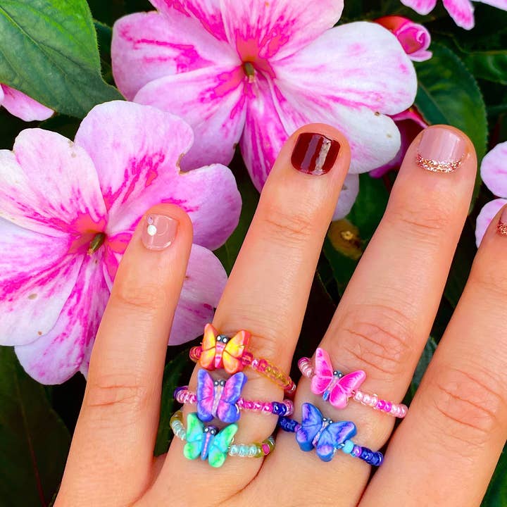 cutandcropped - Venta al por mayor Anillo de banda/apilable - Anillos de arcilla con cuentas de mariposa