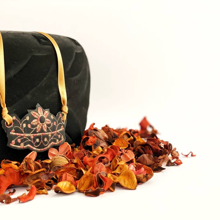 Collar con materiales reciclados Black ADELA para venta al por mayor de Butback