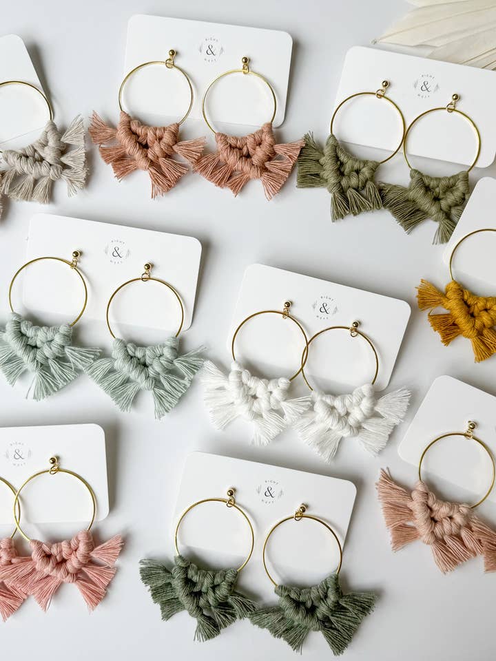 Boucles d'oreilles à franges en macramé pour la vente par right & weft