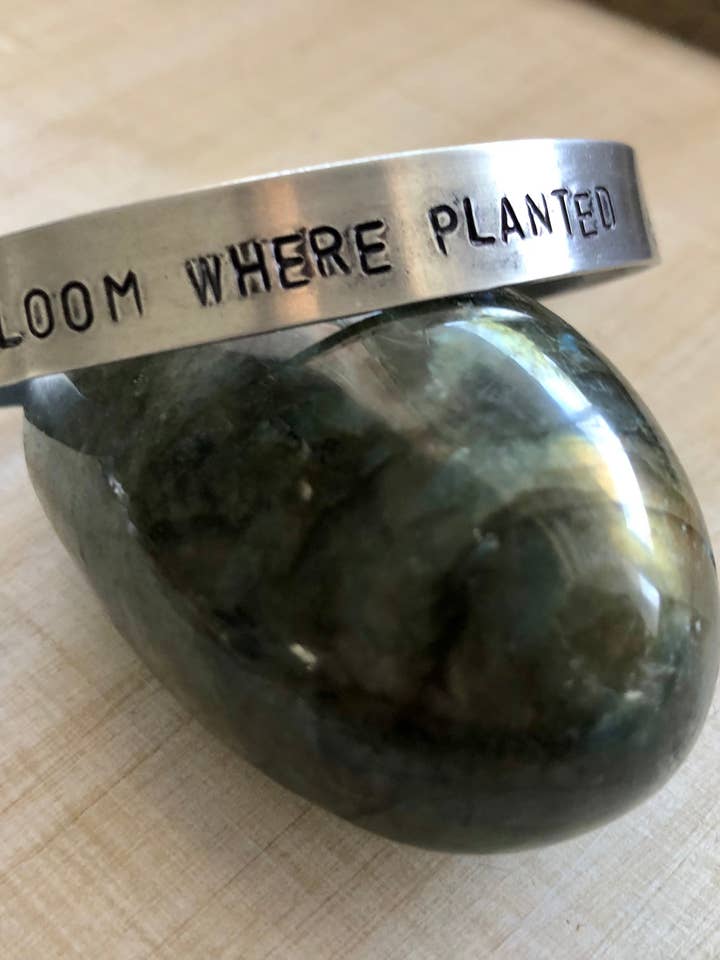 BLOOM HVOR PLANTET sølv manchet armbånd med hånd stemplet wildflower mønster for engroshandel hos Rising Dawn Boutique