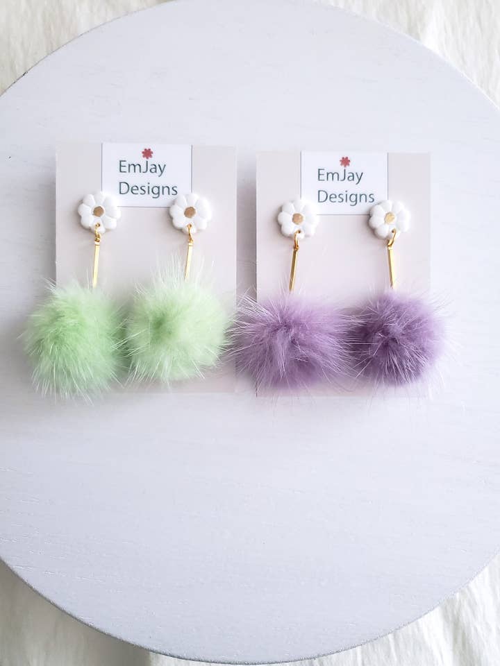 Boucles d'oreilles pendantes en pâte polymère Daisy Pom Pom pour la vente par EmJay Designs