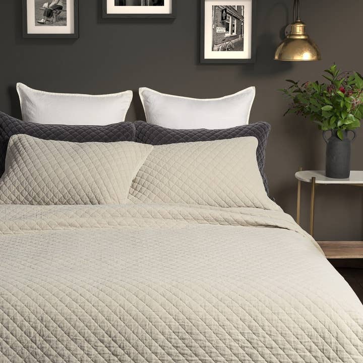 Couette en velours crème Dove pour la vente par Brunelli