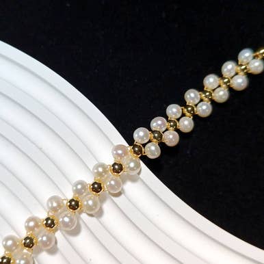 Pulseira de macramê com pérolas de água doce e contas banhadas a ouro por atacado de Pompon La Tulipe