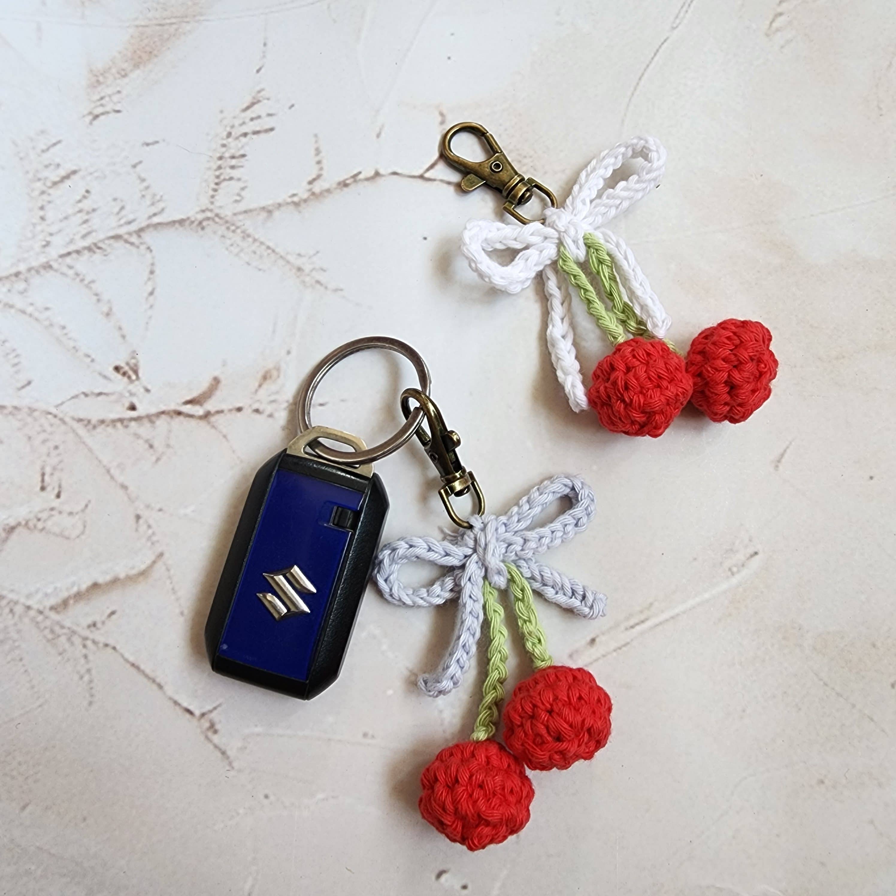 Handmade By Uruba – Großhandel Schlüsselanhänger-Armbänder – Handgefertigter Häkel-Kirschenschlüsselanhänger | Fruchtinspirierter Anhänger4