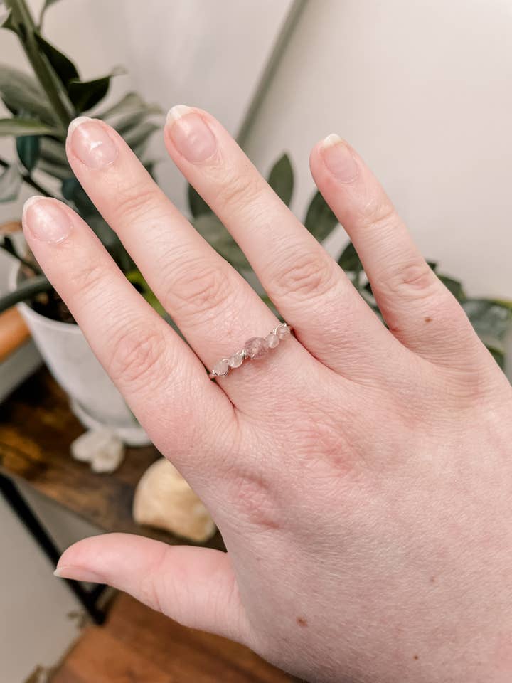 Minimalistisk kristallring - Jordgubbskvarts, justerbar för wholesale av Wrapped Up In Jewelry