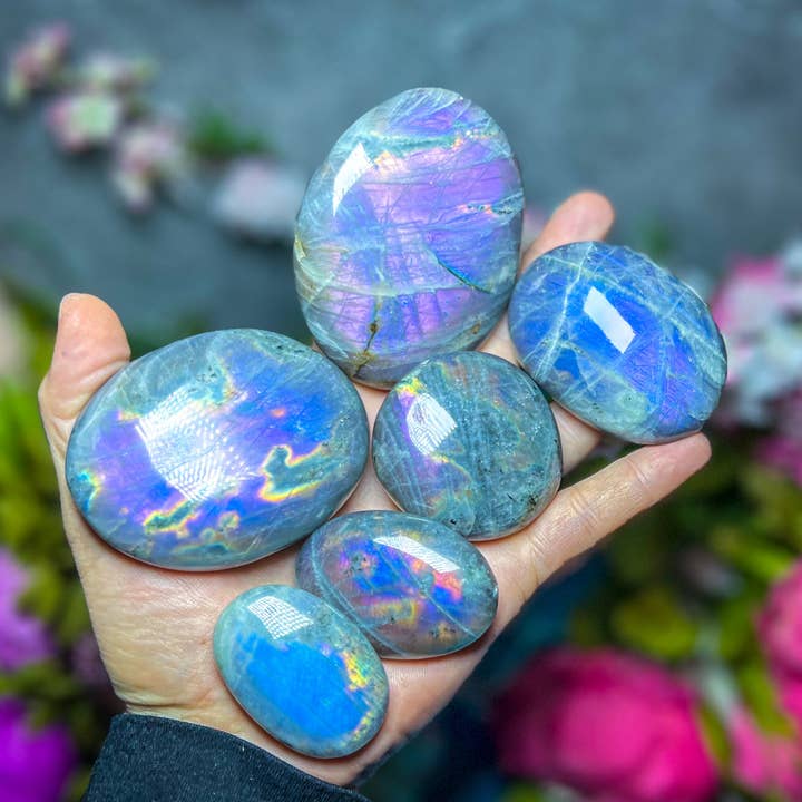 Ethisch bezogene lila Labradorit-Kristall-Handsteine für den Großhandel von Mandala Gems