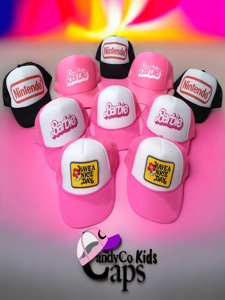 Cappello con logo della bambola Barbie Trucker cap coastal all'ingrosso per  il tuo negozio - Faire Italia