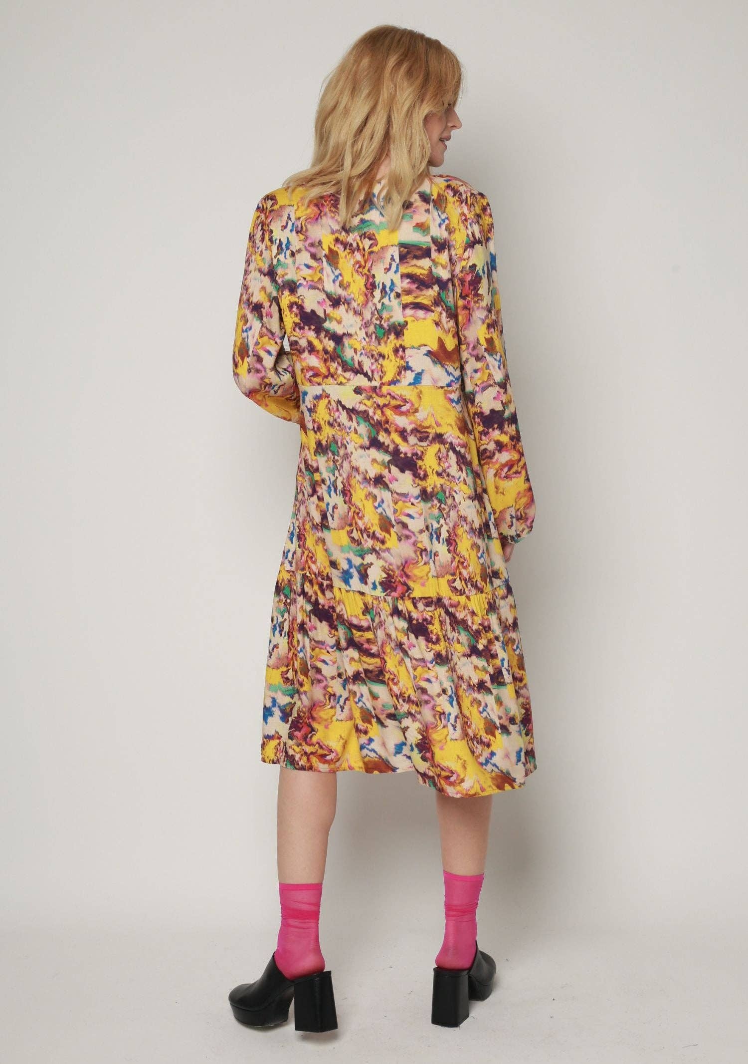 MADE IN SENS – wholesale Klänning - Dam – RACOR Yellow Reflections lager-på-lager klänning med V-ringning1