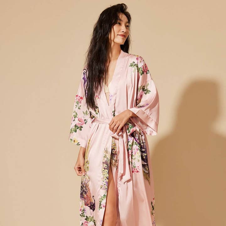 Bata Kimono Rosa Pavo Real y otras tendencias de Resultados para ropa con tu marca al por mayor. Devoluciones gratuitas y condiciones de pago a 60 días en Faire en Faire.