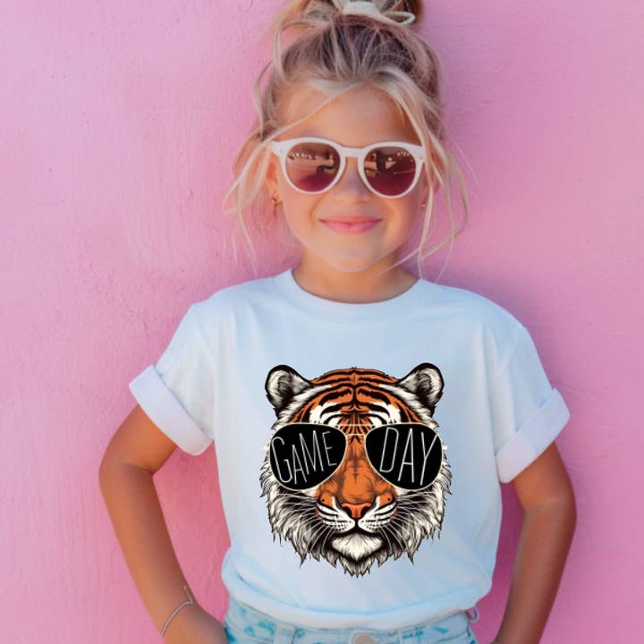 Journée de jeu des jeunes T-shirt vintage tigre sports football automne enfants pour la vente par Gia Gifts Boutique