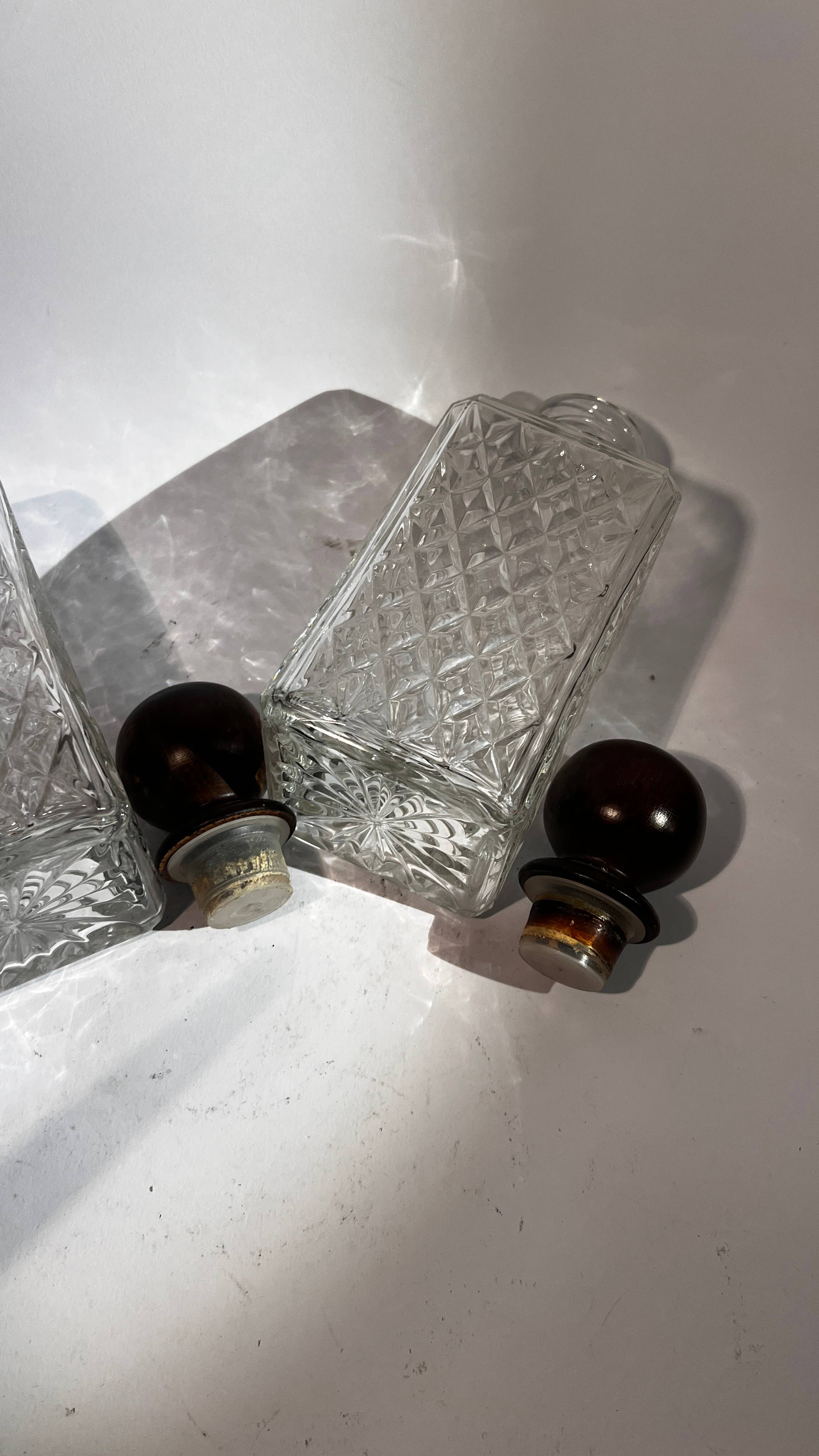 DADA Novecento – Jarra decorativa por atacado – Par de garrafas de cristal boêmio com tampa14