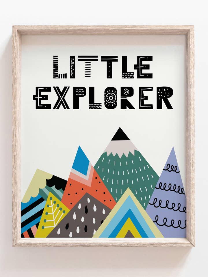 Little Explorer, decorazione da parete con montagne, stampa scandi per bambini per la vendita all'ingrosso da parte di The Little Wagon