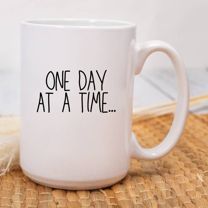 Ein Tag nach dem anderen | 15oz Keramikbecher für den Großhandel von Rustic Avenue