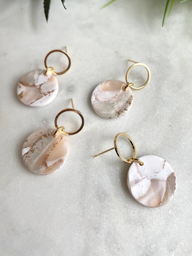 Mini-créoles en marbre blanc pour la vente par Camellia Design