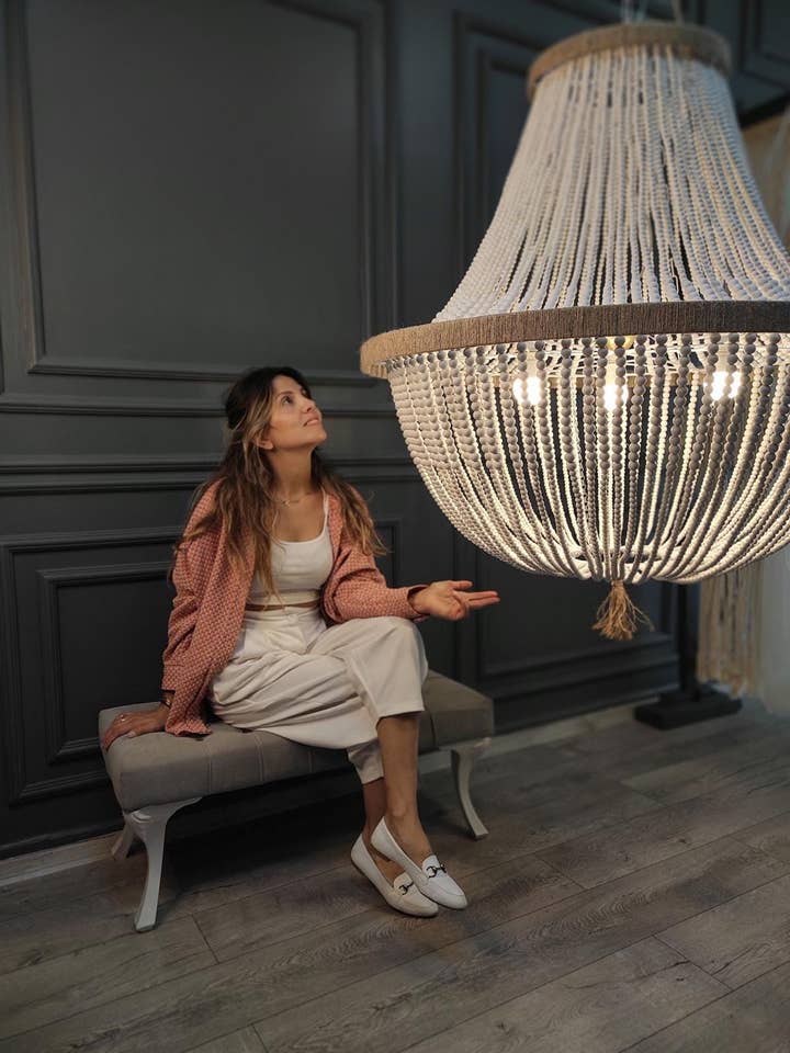 Grand lustre blanc à perles : Suspension bohème, 80 cm pour la vente par Joy's Arts