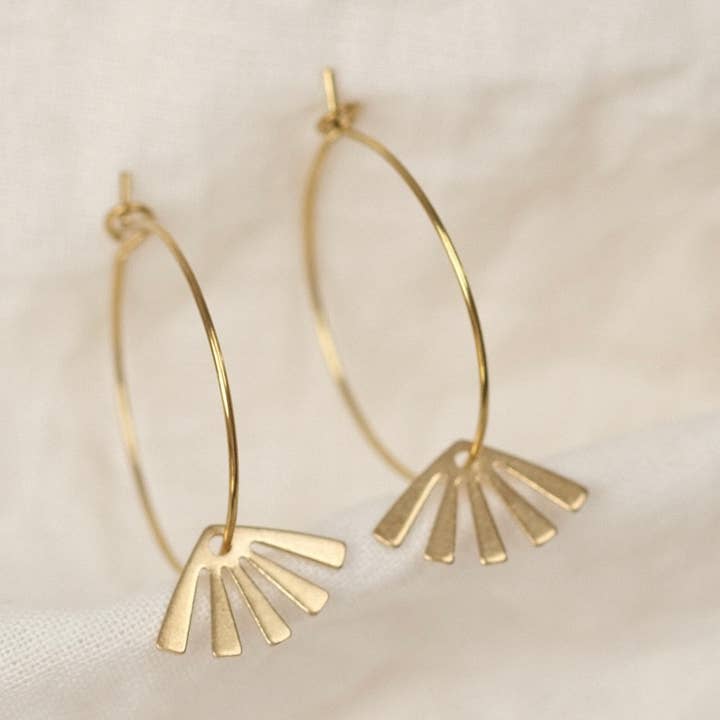 BRASSCAKE Jewelry - Wholesale Oorringen - HARLOW KREOLE oorbellen van duurzaam messing in goudkleur0