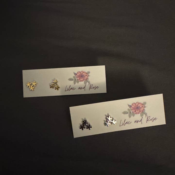 ✅ Tre blomörhängen för wholesale av Lilac and Rose