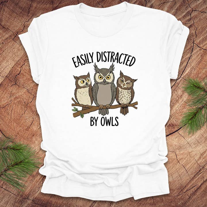 Camiseta Facilmente Distraído por Corujas por atacado de Wandering Owl Adventure Co.