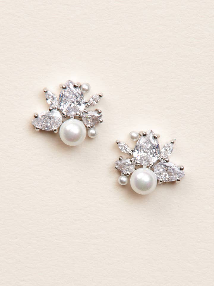 Petite Pearl Studs voor wholesale door Dareth Colburn Designs