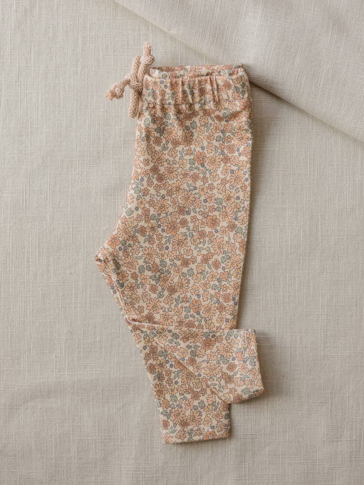 Leggings en coton doux à motif floral poudre pour la vente par PETITE EvelinaApparel
