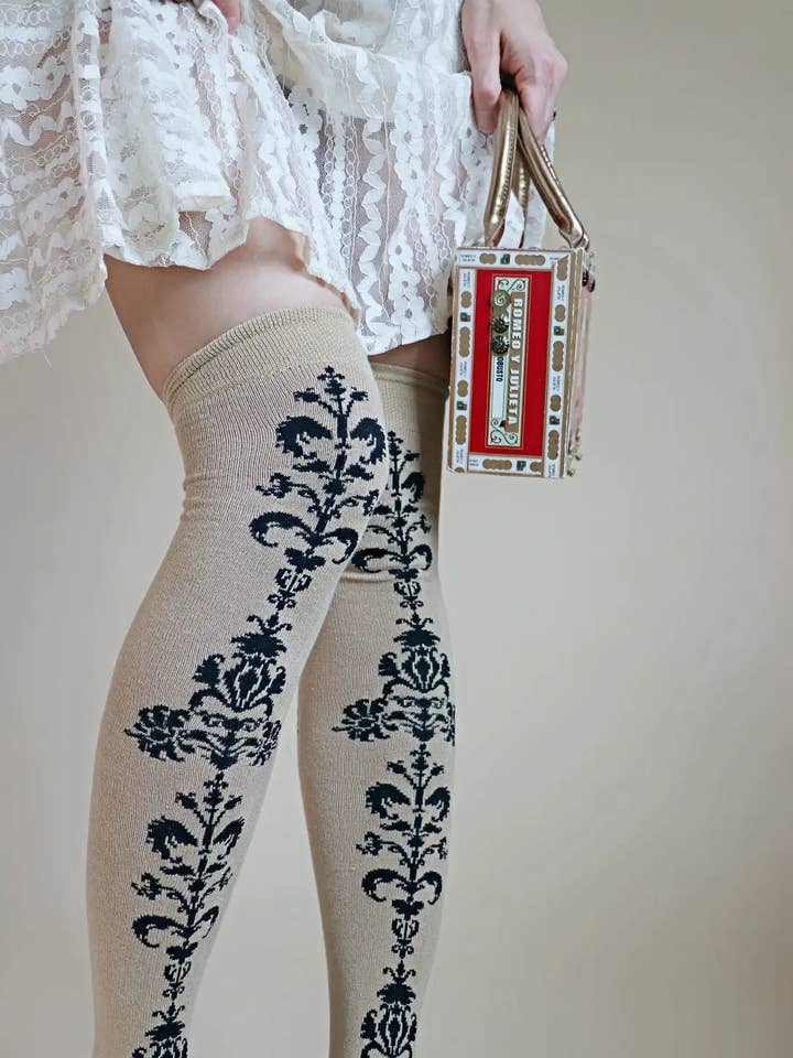 CHAÎNE FLORALE VICTORIENNE SUR LE GENOU pour la vente par Tabbisocks