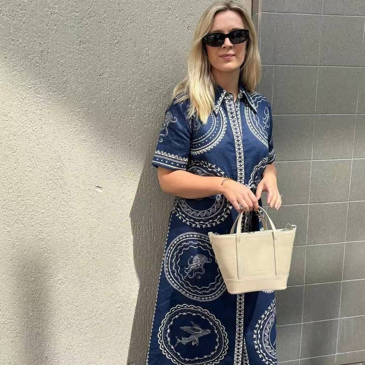 Elegante vestido evasê de linho azul com estampa animal por atacado de Halcyon Outfitters®