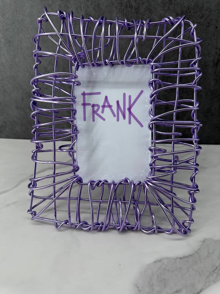 Cadre photo en fil métallique « Core » (fenêtre de 4 x 6 pouces) couleur lilas pour la vente par Frank Steil San Francisco