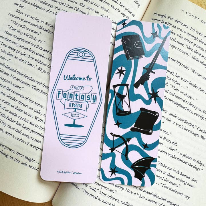 Le marque-page Fantasy Inn - Collection de panneaux rétro de genres littéraires | Marque-pages de motel littéraire pour la vente par Art by Viva