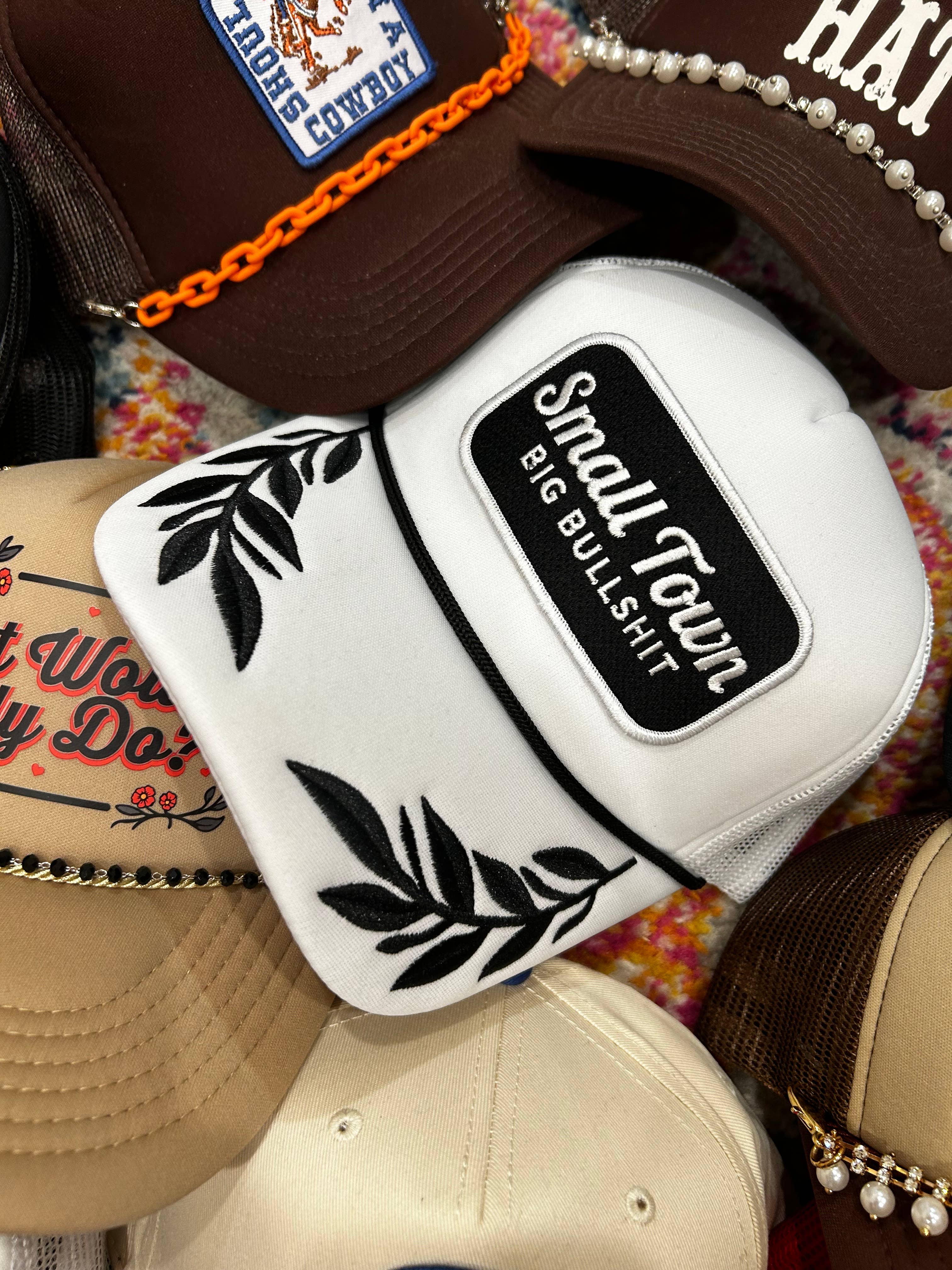 Vibes Hat Company – boné - Mulher por atacado – Pequena Cidade Grande Treta Caminhoneiro | Chapéus Engraçados | Bonés na Moda3