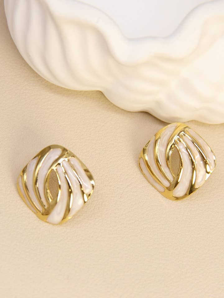 Boucles D’Oreilles Carrées Torsadées Émaillées Dorées Chic pour la vente par BELLISSIMA BIJOUX