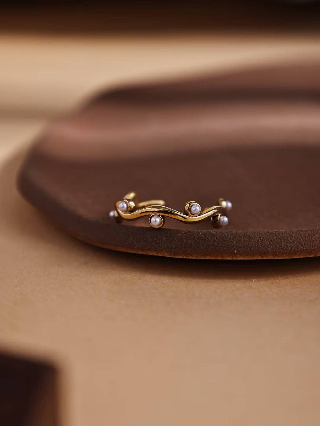 Revelari – Engroshandel Ring med sten – Guldring med perledetaljer2