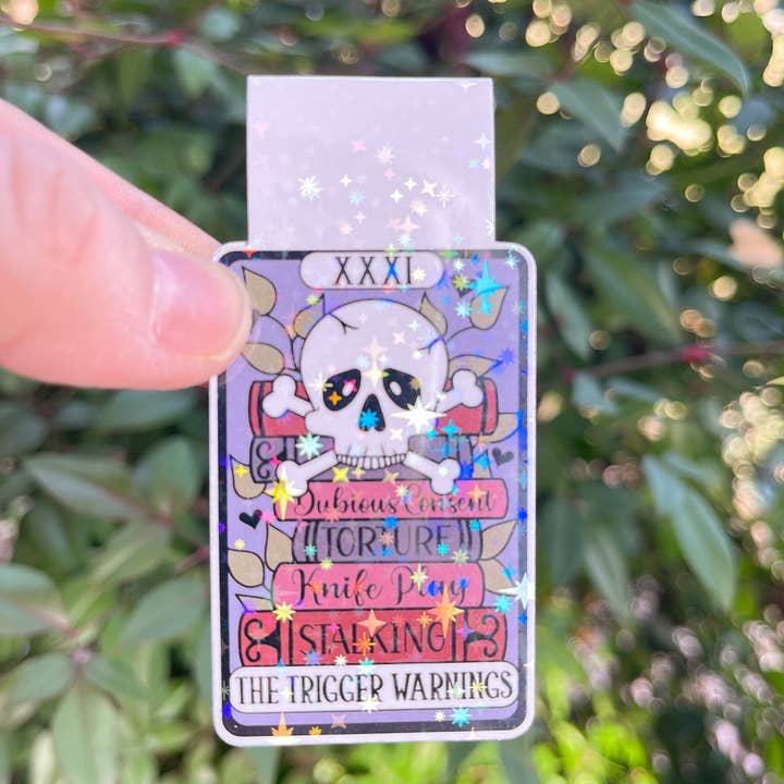 Tarotkort The Trigger Warning Magnetiskt bokmärke - Bokälskare - Smut - Booktok - bookish merch - booktropes för wholesale av Big Chair Dreams