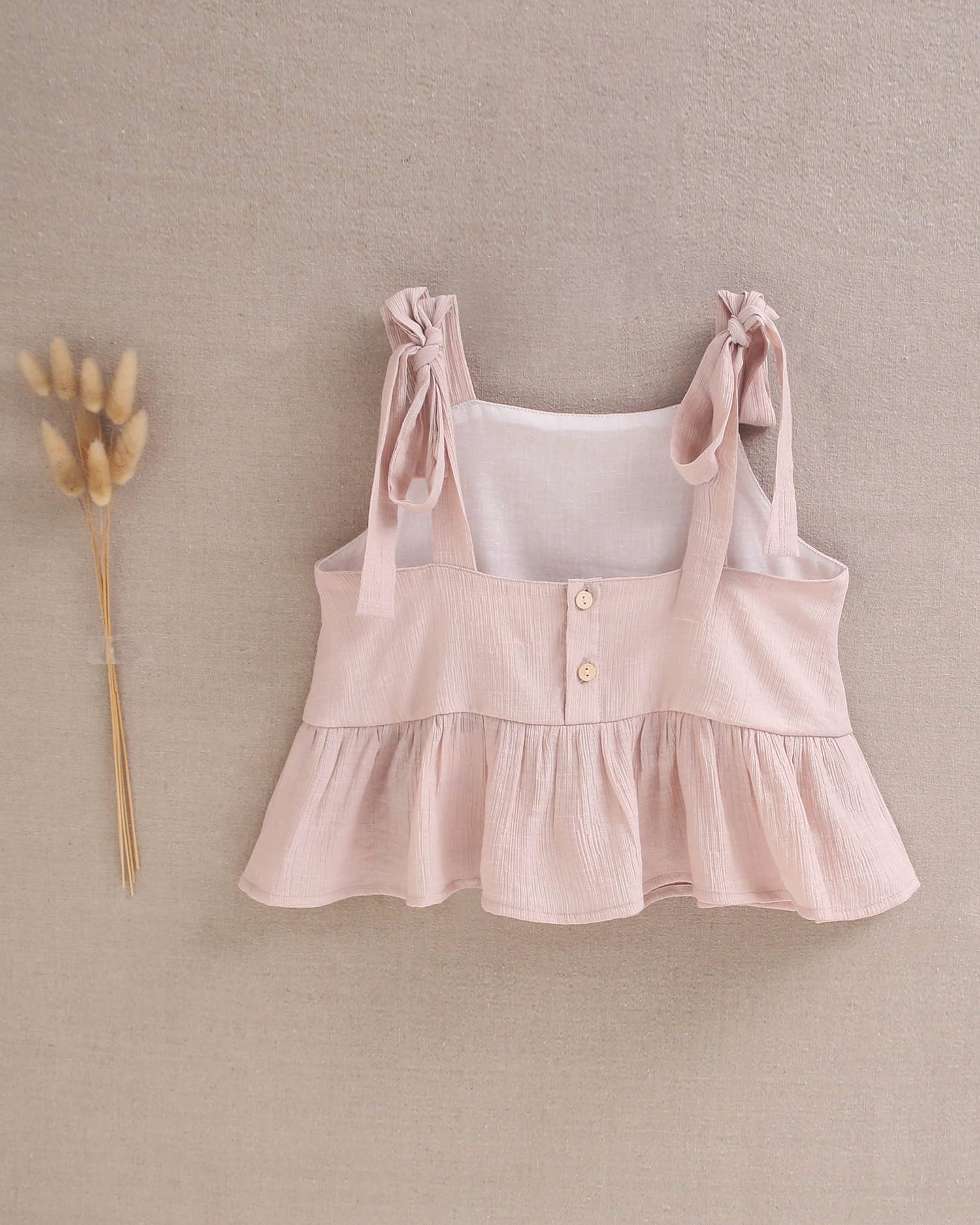 Dadati – wholesale Tröjor – Barn – Rosa blus för flickor med rosetter på axlarna och volangkant2